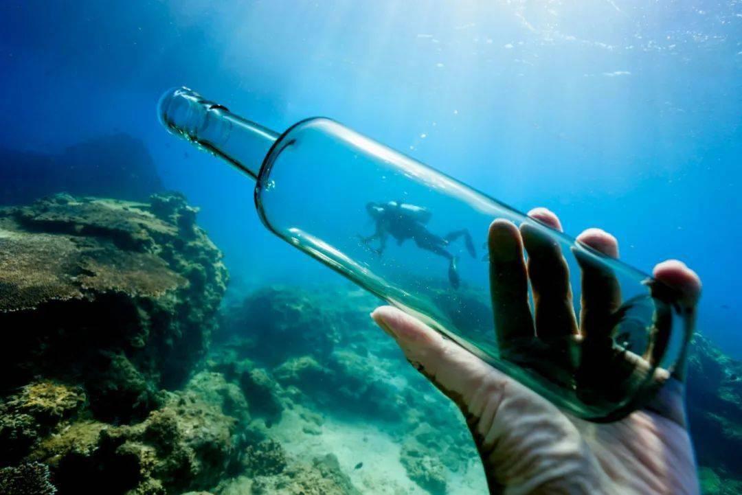 逃离残破的船只